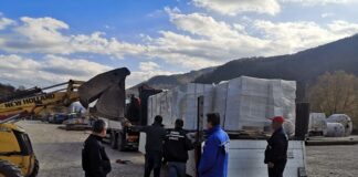 (Galerie FOTO) SIRIU. Vor fi ridicate șase case. Au sosit primele materiale de construcții