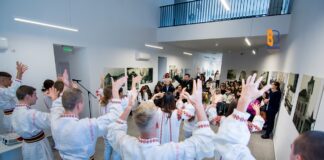 (VIDEO/FOTO) EMOȚIONANT. Melodie în limbaj mimico-gestual, cântată de o elevă cu deficiențe de vedere