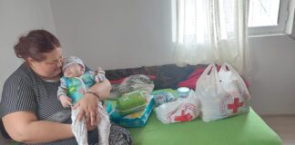 (FOTO) SĂGEATA. Ajutor pentru o mamă cu doi copii. Familia, vizitată de Crucea Roșie Buzău