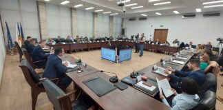 (FOTO) Ședință la Prefectură: „Trebuie să ne implicăm pentru a nu avea șosele blocate”