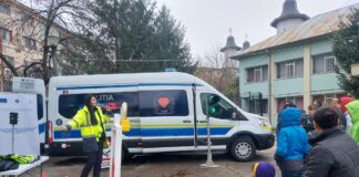 (FOTO) Cu laboratorul mobil, în mijlocul copiilor