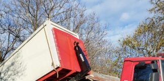 (FOTO) Femeie rămasă fără casă, ajutată de Prefectură. Locuința i-a ars