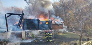 (UPDATE) „Restaurantul arde generalizat”. Incendiu la Cabana Izvoranu. ISU a mobilizat mai multe forțe
