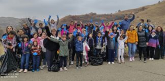 (FOTO) Elevi și polițiști, alături la o acțiune de ecologizare în comuna Scorțoasa