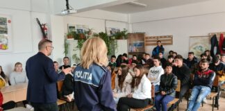 (FOTO) Elevii și polițiștii, în dialog la Școala nr. 12 Buzău și la Liceul Tehnologic Vernești