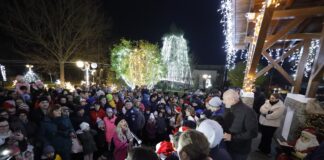 (VIDEO/FOTO) Cadouri de Moș Nicolae și foc de artificii, la Sărata Monteoru