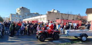 (Galerie FOTO) Moș Crăciun a sosit cu ATV-ul, pentru copiii pompierilor buzoieni