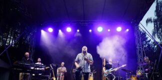 S-au dat toate invitațiile. Concertul Vali Boghean Band, cu sala plină, la Consiliul Județean