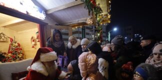 (FOTO) Sute de buzoieni, la întâlnirea cu Moș Crăciun și la concertul din parcul „Brătianu”