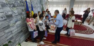 (FOTO) Casa Albă. Au sosit primii colindători la Prefectură