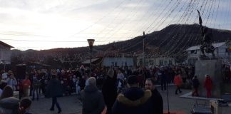 CISLĂU. S-au aprins luminile de Sărbători în parcul din centru