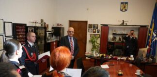 (FOTO) L-au colindat pe Raed Arafat. Pompierii buzoieni, vizită specială la DSU