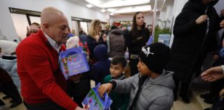 (FOTO) Peste 1000 de copii, spectacol și cadouri dulci de la Moș Nicolae. Surprizele, oferite de Consiliul Județean