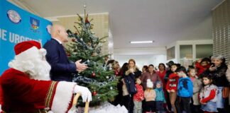 (Galerie FOTO) Moș Crăciun, la Spitalul Județean. Cine i-a colindat pe copiii internați