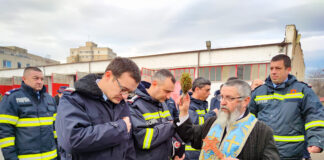(FOTO) Părintele Milea, în mijlocul pompierilor buzoieni, în Ajun de Bobotează