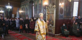 (Galerie FOTO) ÎPS Ciprian a slujit la biserica „Sf. Nicolae” din Fulga