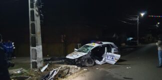(UPDATE/FOTO) Mașină de poliție, accident grav în timp ce urmărea un autoturism dat în consemn. Șoferul urmărit a lovit un pieton