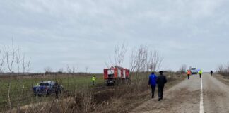 (FOTO) Un tânăr de 24 de ani a murit în accident. Trei pompieri au fost răniți