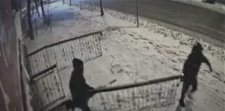 (VIDEO) Prinși pe cameră! Au smuls balustrada și au plecat cu ea