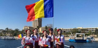 (FOTO) Happy Kids Buzău reprezintă țara la un festival din Egipt. Steagul României, la parada participanților