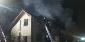 (UPDATE/FOTO) Casă în flăcări, la Cândești