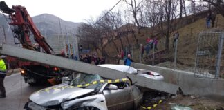 (UPDATE/FOTO) O adolescentă a murit strivită de un stâlp. Accident la Nehoiu