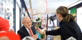 Președintele Neagu a oferit flori într-un mall din Buzău