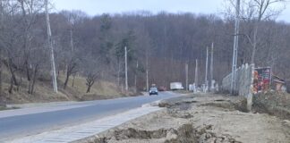 (FOTO) Circulați cu prudență! Alunecare de teren pe DN 10, la Măgura