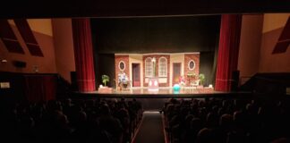 (FOTO) Succes peste hotare. Piesă a Teatrului ,,George Ciprian”, jucată pentru comunitatea românilor din Spania