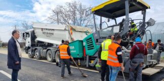 (FOTO) Râmnicu Sărat. Prima stradă asfaltată din cartierul Alecu Bagdat. Unde se mai lucrează