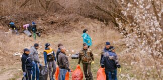 (FOTO) 200 de saci de gunoaie, ,,recolta” unei acțiuni de ecologizare pe albia râului Buzău, la Nehoiu