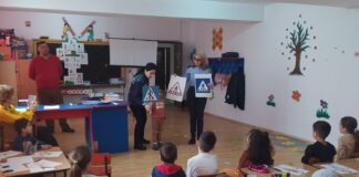 (FOTO) ,,Școala Altfel” cu polițiști, la Grădinița Cândești