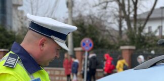 (FOTO) Mărțișoare și flori pentru șoferițe. Au ,,intervenit” și mascații