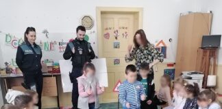 (FOTO) Lecție la grădiniță. Micuții, învățați de polițiști