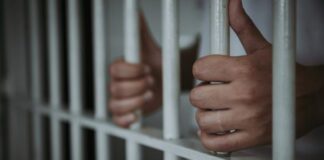 Buzoian urmărit național, prins și dus la închisoare