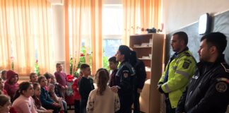 (FOTO) Elevii din Cilibia și Padina, în dialog cu polițiștii