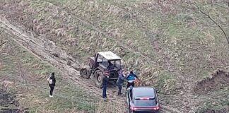 (VIDEO/FOTO) Călătorie cu peripeții, la Bozioru. Familie rămasă cu mașina împotmolită. Au intervenit jandarmii, pompierii, primăria și localnicii voluntari