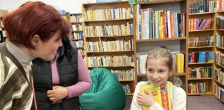 (FOTO) ,,Ce mi-a lipsit îmbrățișarea asta!” Momente emoționante la Biblioteca Județeană