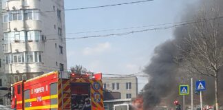 (FOTO) Dubiță în flăcări, la intersecția Prutului cu B-dul Unirii