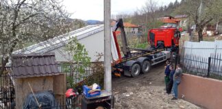 (FOTO) Container de la Prefectură, locuință provizorie pentru două familii rămase fără casă, la Vintilă Vodă