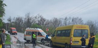(VIDEO) Bilanț: Zece persoane, dintre care opt copii, la spital. Microbuz școlar, implicat într-un grav accident