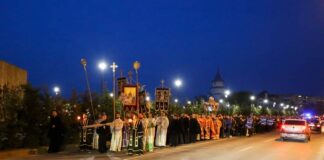 (Galerie FOTO) Mii de buzoieni, la procesiunea cu Sf. Epitaf. A slujit ÎPS Ciprian