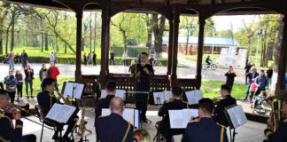 (Galerie FOTO) Încântați de fanfara militară, la foișorul din Crâng