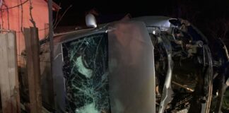 (FOTO) S-au răsturnat cu mașina. Doi adolescenți au fost răniți