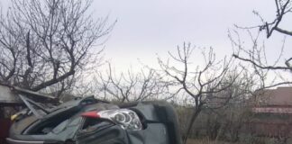 (FOTO) Au plonjat cu mașina într-o curte. O minoră de 12 ani și o femeie, rănite