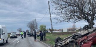 (FOTO) Mașină răsturnată pe DN1B, la Săhăteni