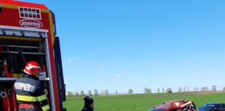(UPDATE/FOTO) Mașină strivită de un TIR, pe E85. Șoferul autoturismului a fost rănit