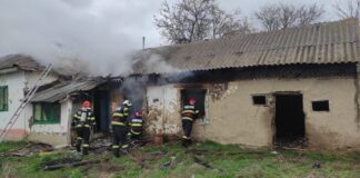 (UPDATE/FOTO) De la o joacă cu focul. Casă în flăcări, în comuna Boldu