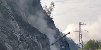 (FOTO) Lucrări pe versanți, pe DN 10, în zona Barajului Siriu