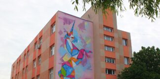 (VIDEO/FOTO) Unicorn pe clădirea unui liceu din Buzău. ,,Sus Muralul”, prima lucrare din 2023